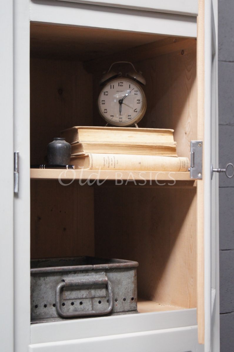 Detail van Lockerkast Numero, 3 deuren, RAL7044, grijs, materiaal hout